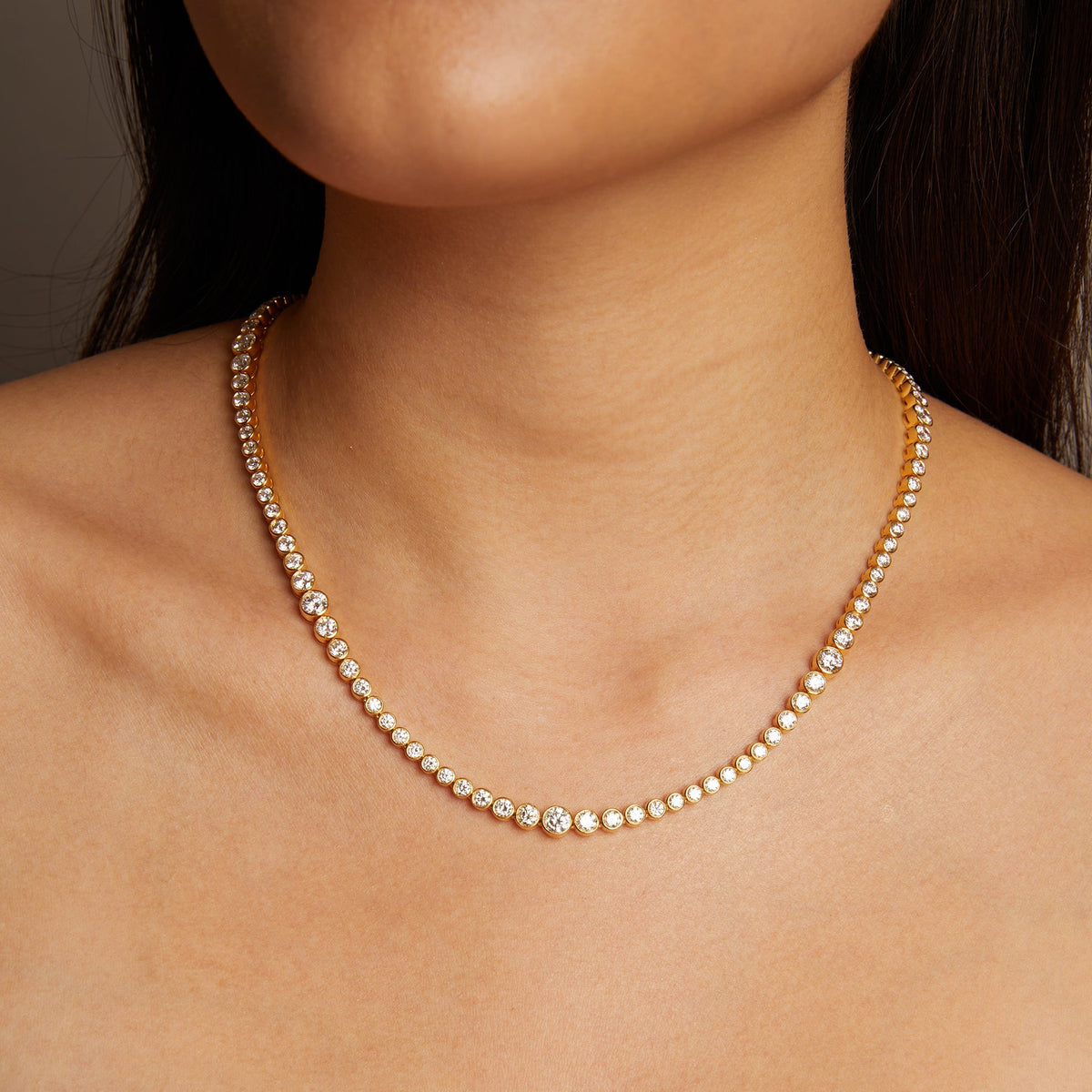 Model. Pearl necklace on a person with a neutral background